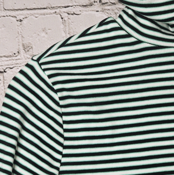Levis Moon Rib Cropped Striped Black White Electric Green Turtleneck Top NWT Med - Picture 6 of 13